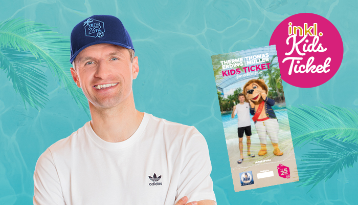 Ein Bild von Thomas Müller mit einer dunkelblauen Cap und einem hellblauen Logo darauf. Daneben ist das Thomas Müller Therme Erding Kids Ticket abgebildet. 