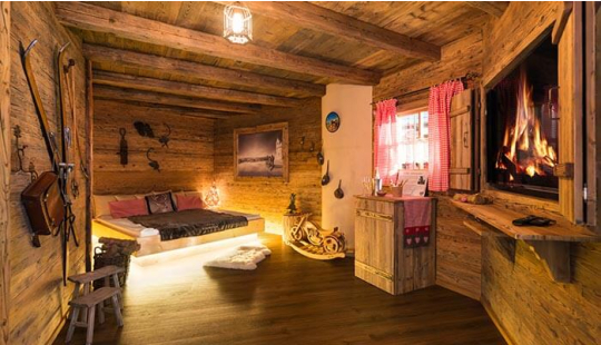 Ein Chalet in Holzoptik mit Doppelbett