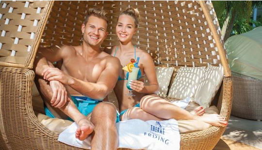 Ein Mann und eine Frau sitzen in einer Liege in Form von einem Ei