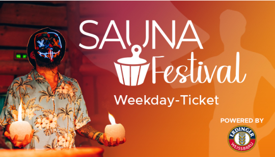 Eine Grafik mit dem Schriftzug zum Sauna Festival Ticket auf orangener Farbfläche und mit einem Bild von einem Aufgiesser, der zwei brennende Eiskugeln in der Hand hat und eine Maske auf. 
