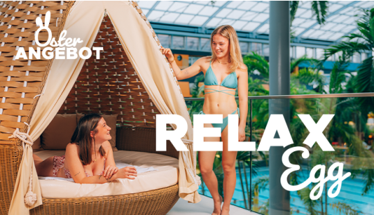 Ein Paar sitzt gemeinsam in einem Family Relax Egg aus Rattan.