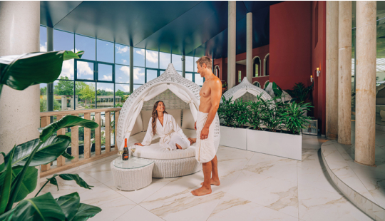 Ein Paar in einer Premium Lounge.