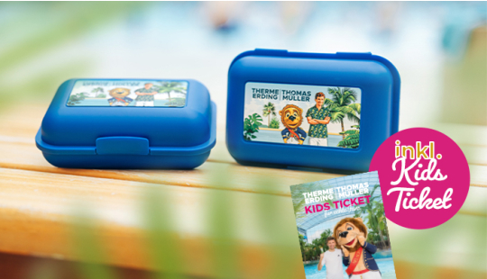 Ein Bild von zwei blauen Brotdosen und der Abbildung vom Thomas Müller Kids Ticket.