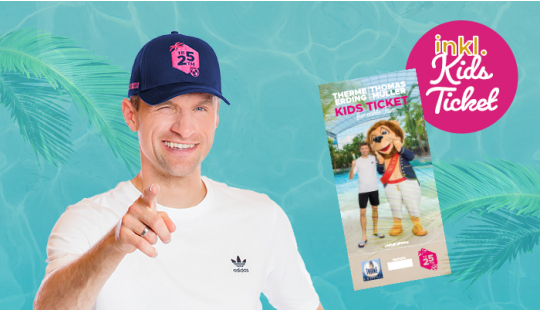 Ein Bild von Thomas Müller mit einer dunkelblauen Cap und einem pinken Logo, daneben ist eine Abbildung vom Thomas Müller Therme Erding Kids Ticket.