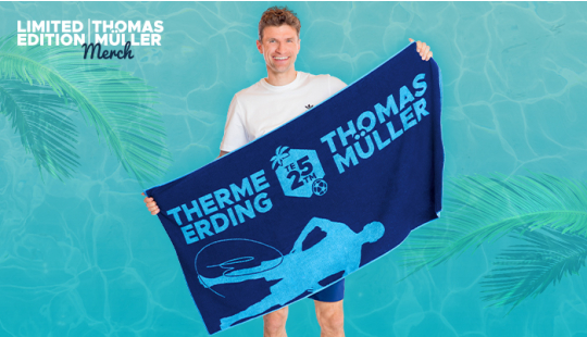 „Therme Erding x Thomas Müller“ Badetuch Blau